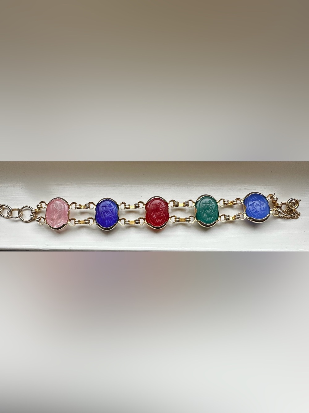 Vintage 1950s Multicolor scarab stone Link Bracelet - Gold Tone